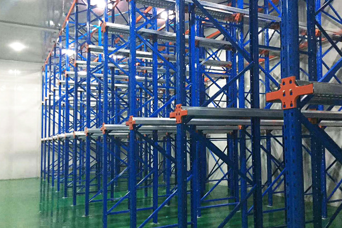 駛?cè)胧截浖? /></p>
<p>貫通式貨架由于儲(chǔ)存的貨物比較密集，穩(wěn)固性要求極高，因此所需要的貨架配件相對(duì)較多，通過(guò)配件與貨架立柱片的連接，令貨物能安全密集地存放在牛腿梁上，最大程度地利用空間。</p>
<p>駛?cè)胧截浖艿呐浼ǎ号Ｍ取⑴Ｍ攘?、頂梁、頂拉、背拉、護(hù)腳、護(hù)軌等。</p>
<p>最后，提醒各位由于貫通式貨架需要叉車(chē)駛?cè)胴浖軆?nèi)部存取貨物，所以人員的安全問(wèn)題需要特別注意。</p>
  
        </div>
      
      <div   id=